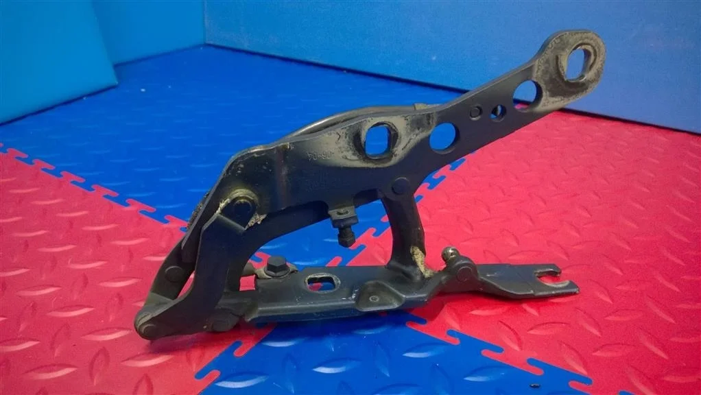 петля капота BMW X3 E83 41613452843  M54B30 231 лс 3.0i 2004 MYSTICBLAU-MET A07