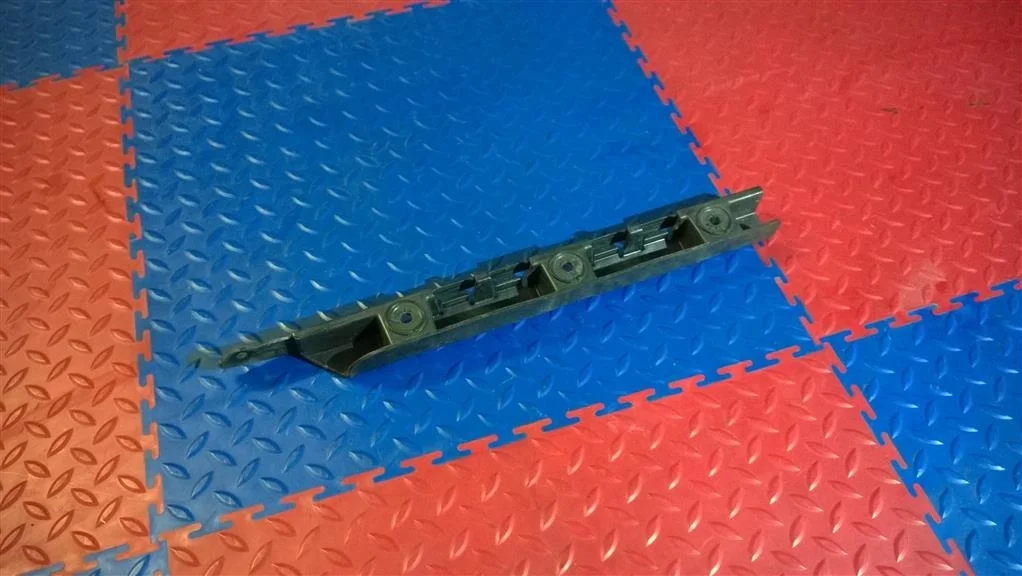 направляющая заднего бампера BMW X3 E83  M54B30 231 лс 3.0i