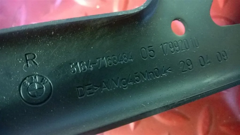 кронштейн фары боковой BMW 5-серия E60/E61  N52N