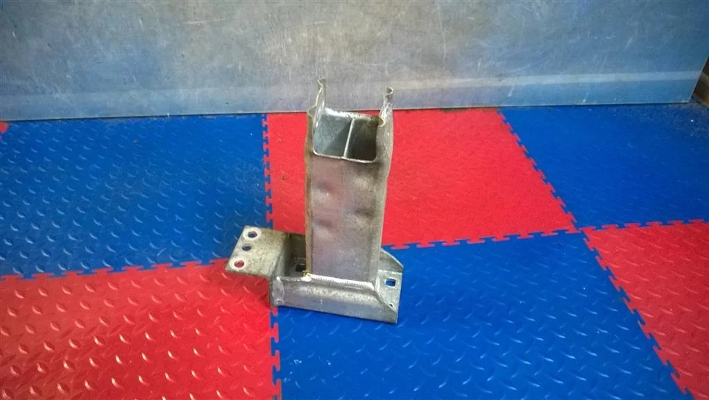 кронштейн усилителя переднего бампера BMW X3 E83 51113448461 Рест  N47D20A 177 лс 2.0D 2008 BLACK SAPPHIRE METALLIC (475)