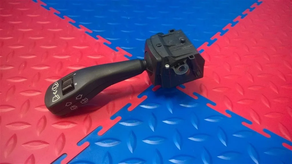 переключатель подрулевой BMW X3 E83  N47D20A 177 лс 2.0D