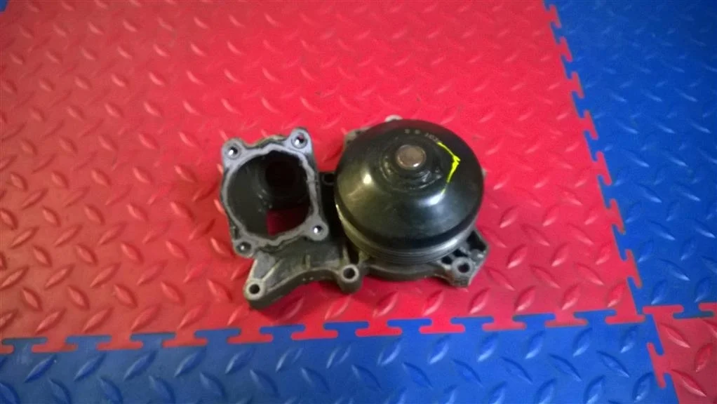 насос водяной помпа BMW X3 E83  N47D20A 177 л.с. 2.0D