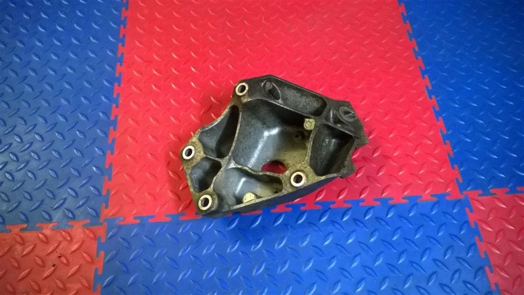 кронштейн двигателя BMW X3 E83 22113451673  N47D20A 177 л.с. 2.0D 2008 MONTEGOBLAU METALLIC (A51)