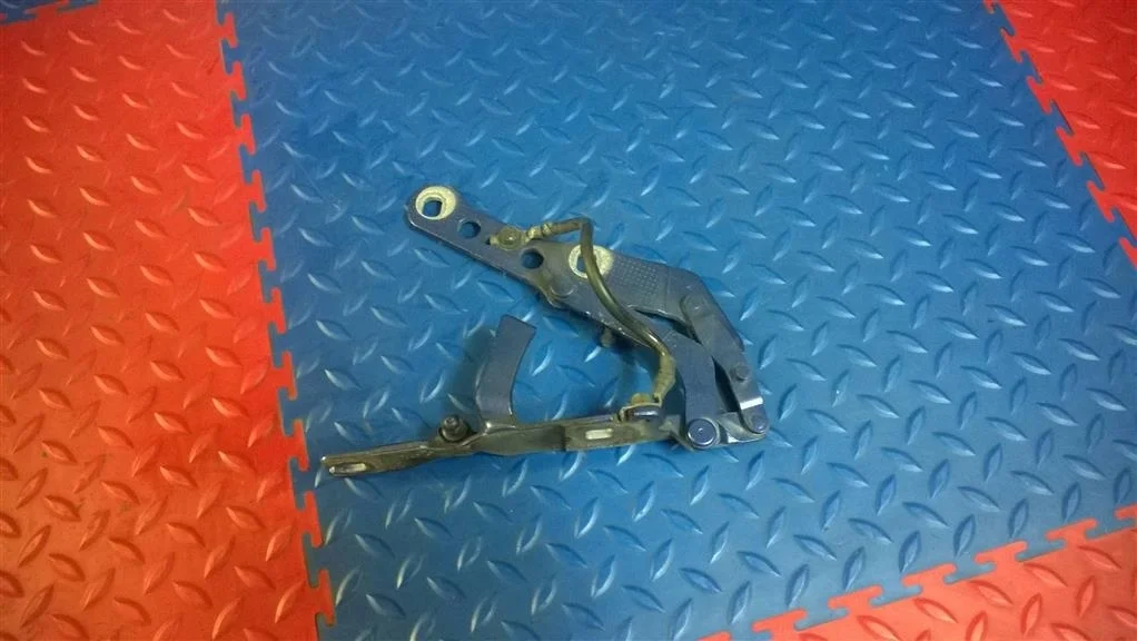 петля капота BMW X3 E83 41613452843  N47D20A 177 л.с. 2.0D 2008 MONTEGOBLAU METALLIC (A51)