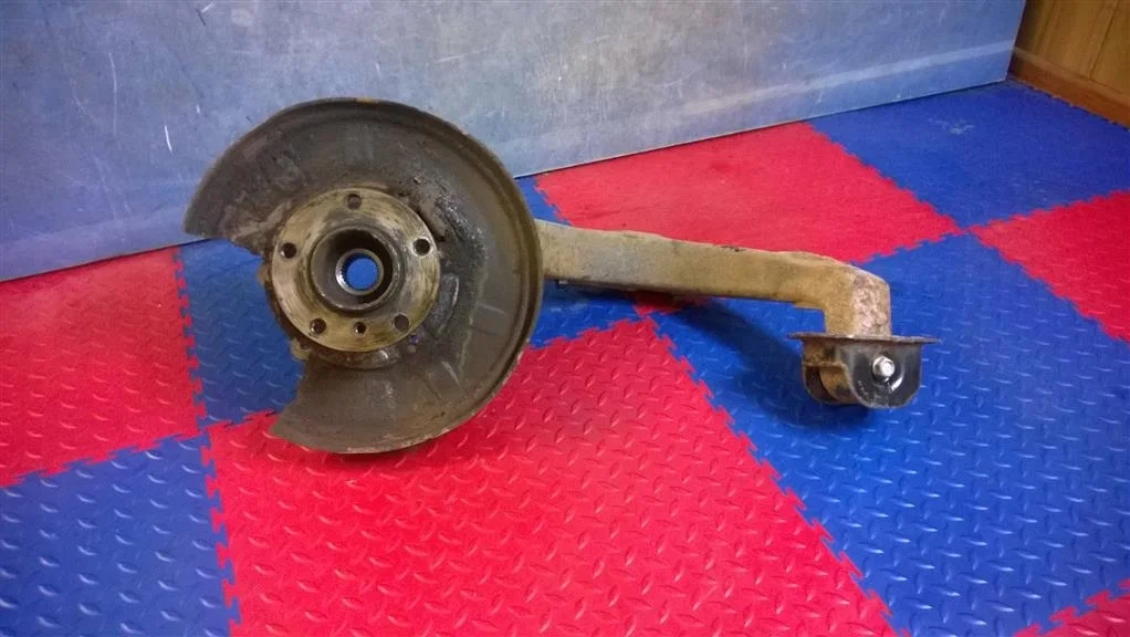 кулак поворотный BMW X3 E83 33303420501  N47D20A 177 л.с. 2.0D 2008 MONTEGOBLAU METALLIC (A51)