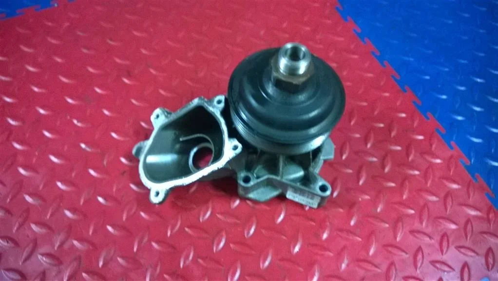 насос водяной помпа BMW X5 E53  M57/TU 218 лс 3.0d