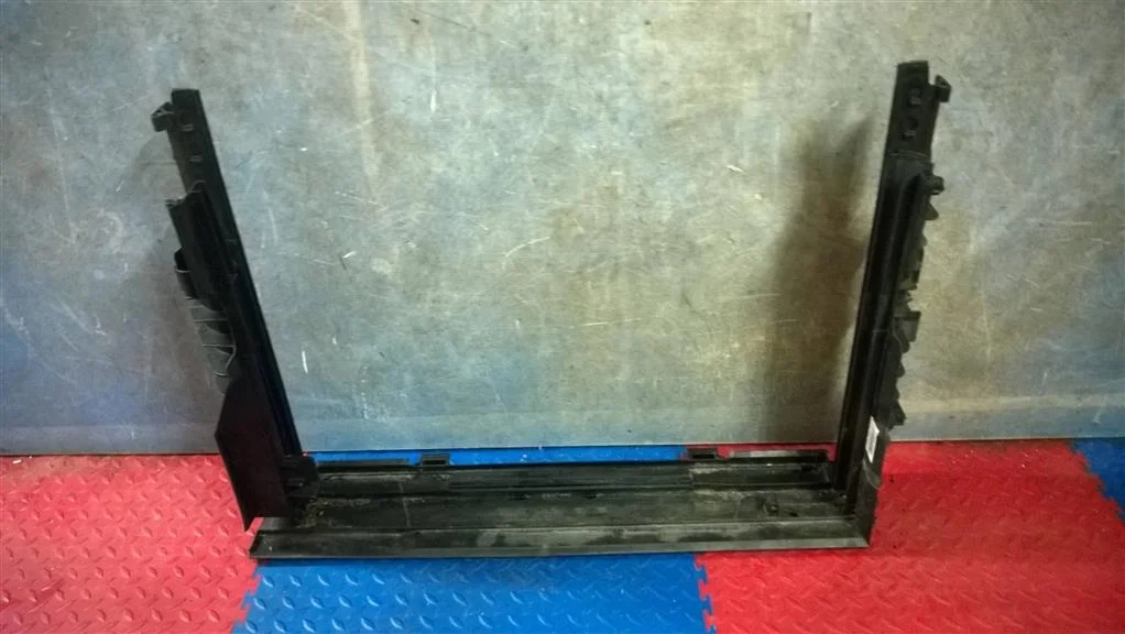 рамка радиатора BMW 5-серия E60/E61 17107545866  N52N 2006