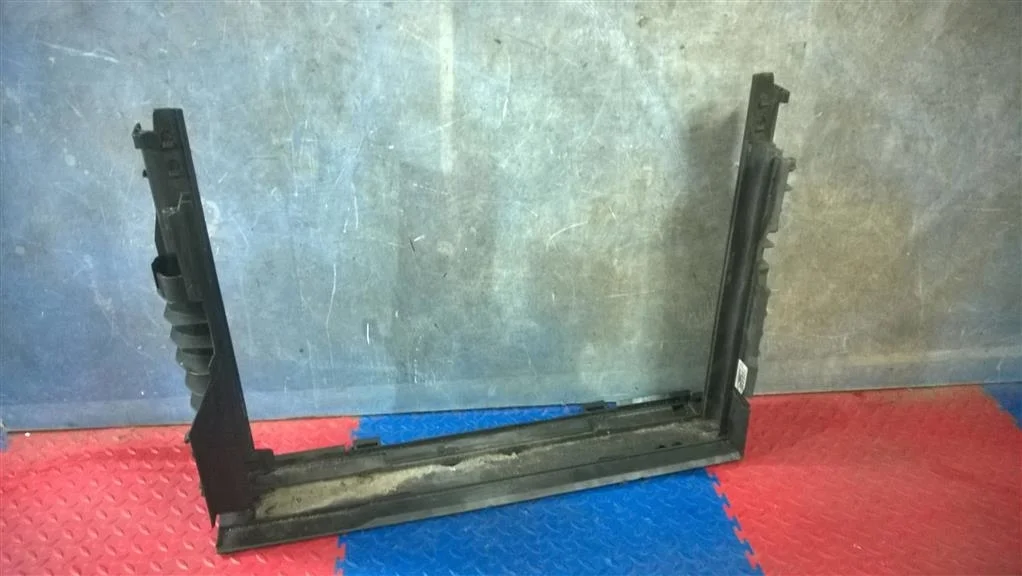 рамка радиатора BMW 5-серия E60/E61 17107545866  N52N 2008 BLACK SAPPHIRE METALLIC (475)