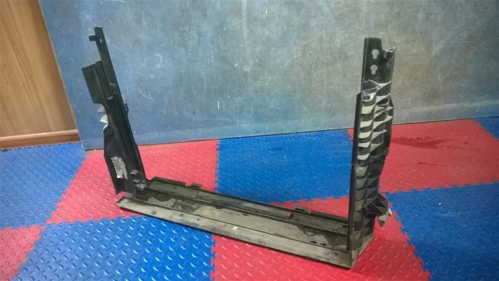 рамка радиатора BMW 5-серия E60/E61 17107545866  N52N 2008 TITANSILBER METALLIC (354)