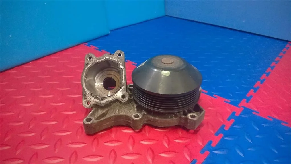 насос водяной помпа BMW X3 E83