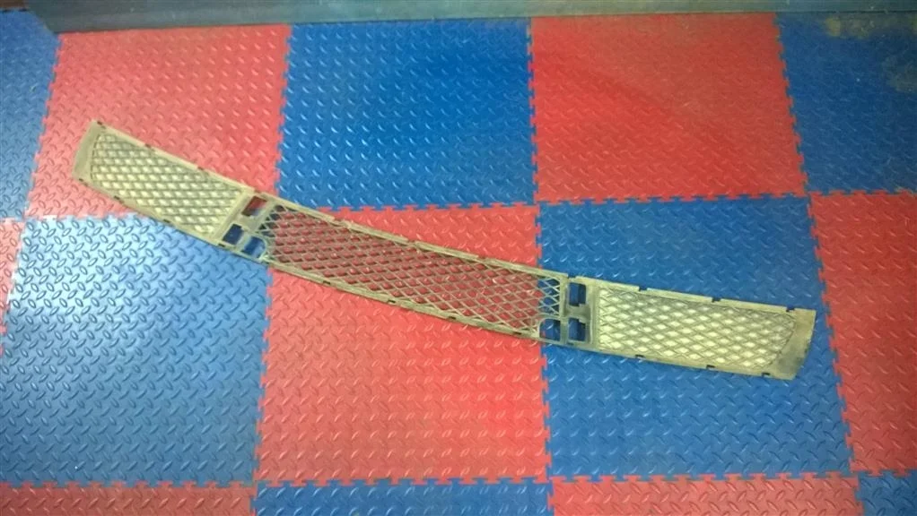 решетка в бампер центральная BMW X3 E83  M54B30 231лс 3.0i