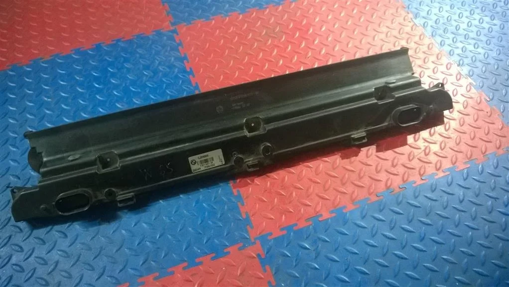 рамка радиатора часть BMW 5-серия E60/E61  N53B25A 190 лс 523i