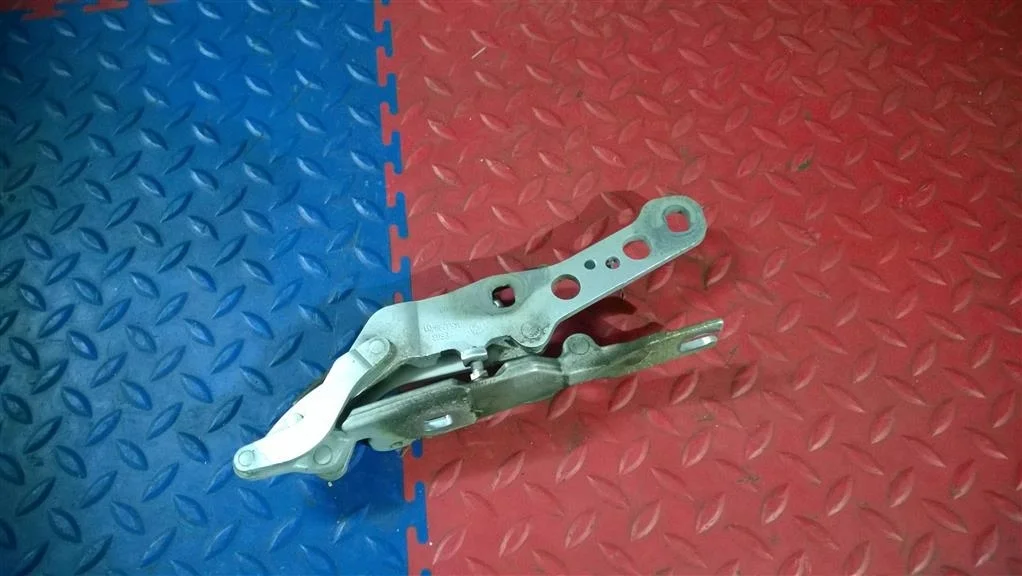 петля капота BMW X3 E83 41613452843  N47D20A 177лс 2.0D 2008 TITANSILBER METALLIC (354)