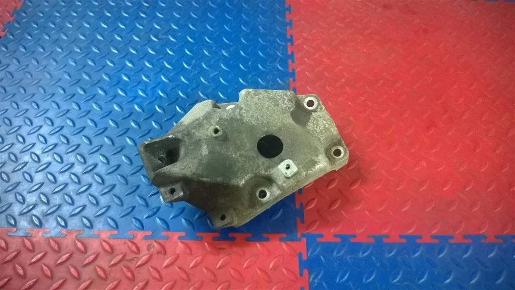 кронштейн двигателя BMW X3 E83 22113451673  N47D20A 177лс 2.0D 2008 TITANSILBER METALLIC (354)