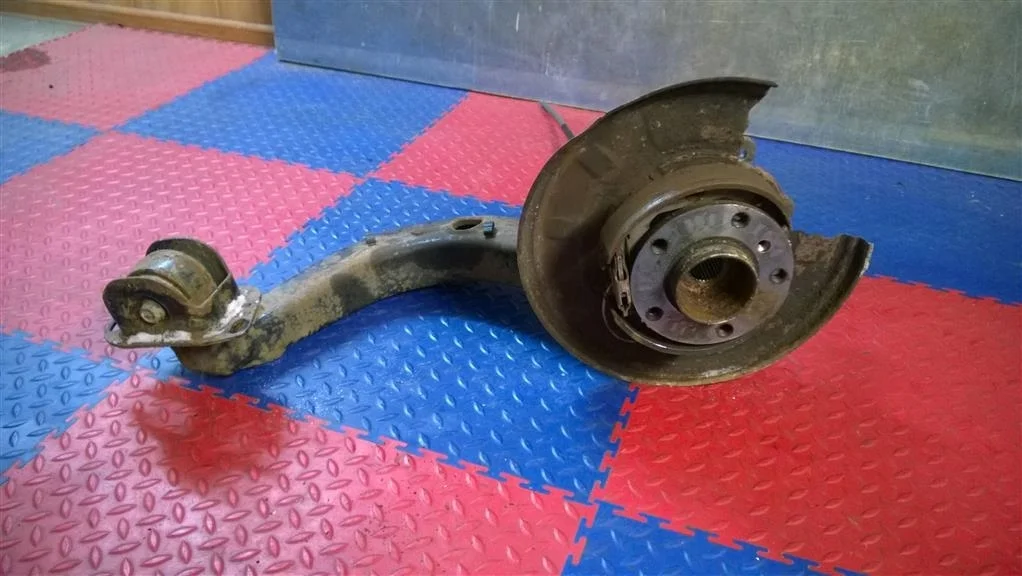 кулак поворотный BMW X3 E83 33303420501  N47D20A 177лс 2.0D 2008 TITANSILBER METALLIC (354)