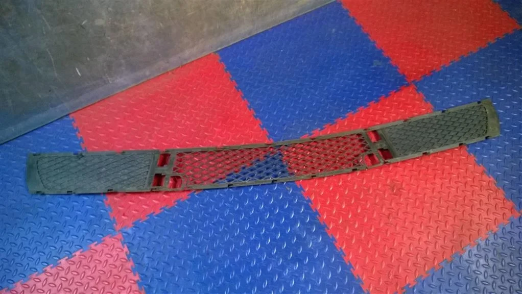 решетка в бампер центральная BMW X3 E83  M54B30 231лс 3.0i