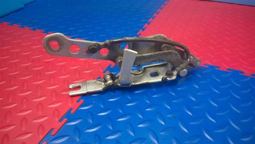 петля капота BMW X3 E83 41613452843  N47D20A 177лс 2.0D 2007 TITANSILBER METALLIC (354)