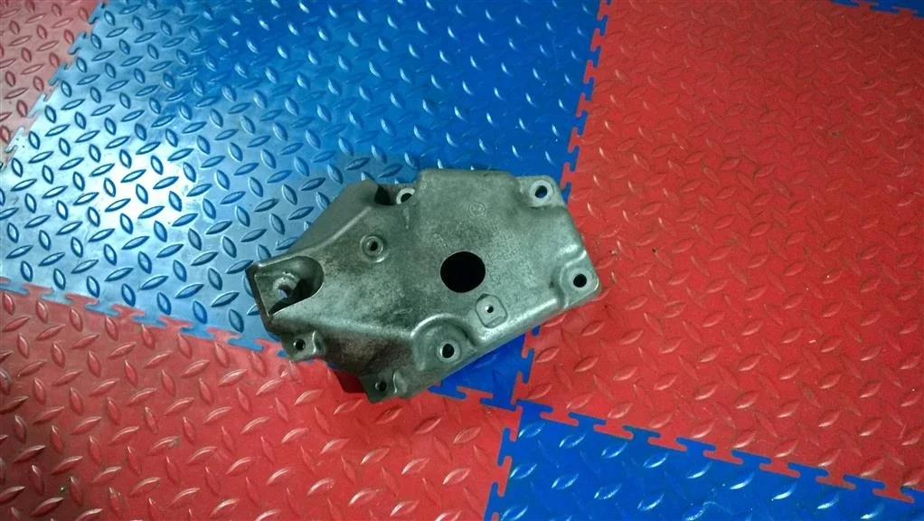 кронштейн двигателя BMW X3 E83 22113451673  N47D20A 177лс 2.0D 2007 TITANSILBER METALLIC (354)