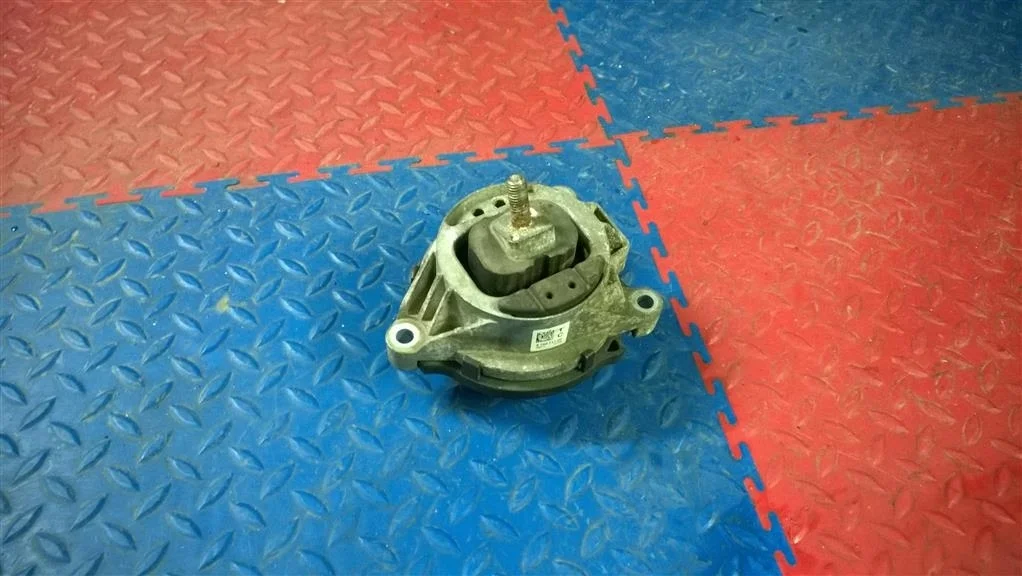 опора двигателя BMW X3 F25 22116785711  N55B30A 306 лс 3.0i 2011 MINERAL SILVER (A14)