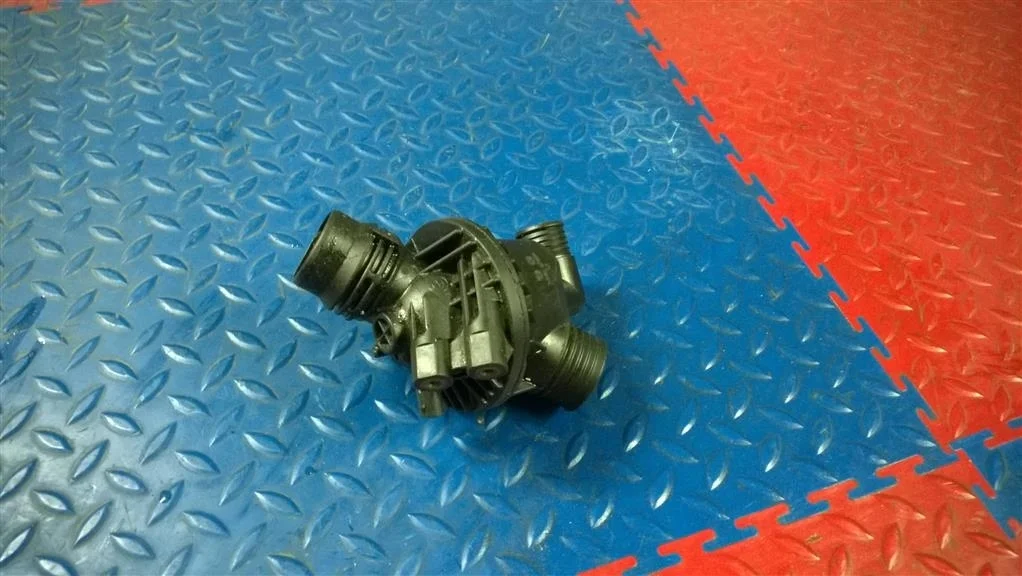 корпус термостата BMW X3 F25  N55B30A 306 лс 3.0i