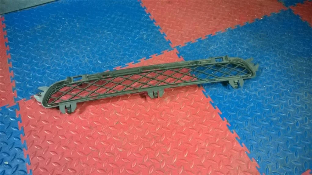 решетка в бампер центральная BMW X3 F25 51117210466  N55B30A 306 лс 3.0i 2011 MINERAL SILVER (A14)