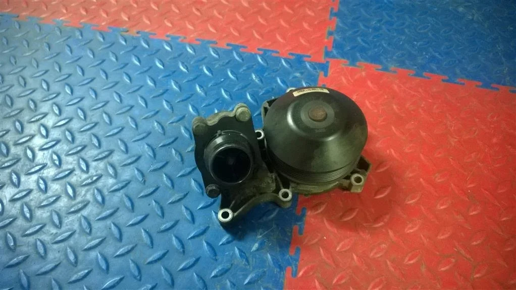 насос водяной помпа BMW X3 E83  N47D20A 177лс 2.0D