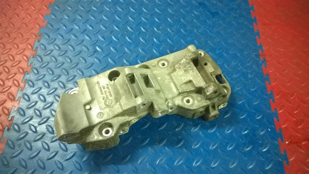 кронштейн генератора BMW X3 F25  N47D20C 184 лс 2.0D