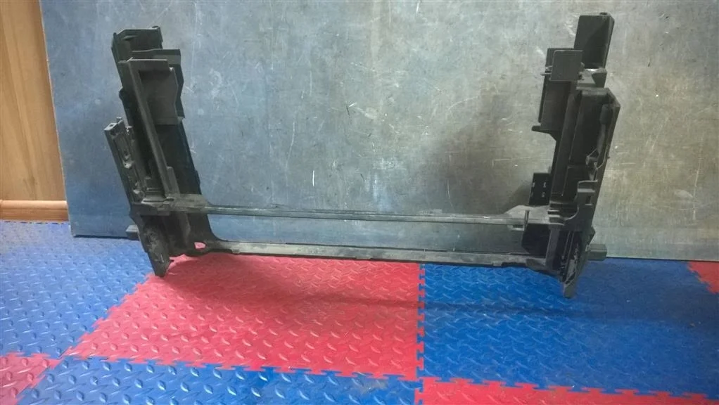 рамка радиатора BMW 5-серия F10/F11  N47D20C 184 лс 520d