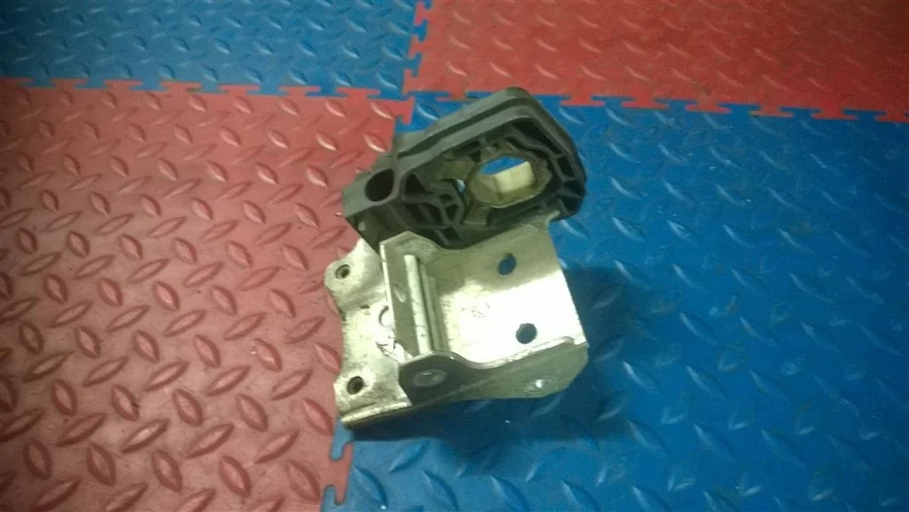 кронштейн радиатора BMW 5-серия F10/F11  N47D20C 184 лс 520d