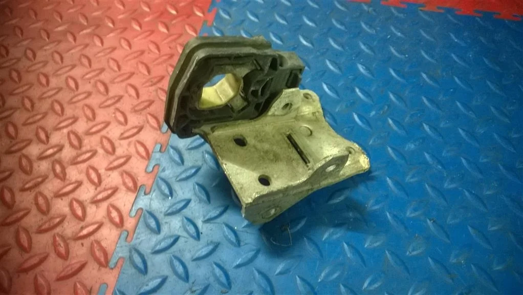 кронштейн радиатора BMW 5-серия F10/F11  N47D20C 184 лс 520d