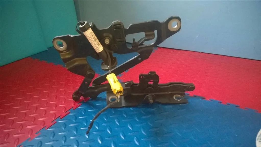 петля капота BMW 5-серия F10/F11 41007270884  N47D20C 184 лс 520d 2011 BLACK SAPPHIRE METALLIC (475)