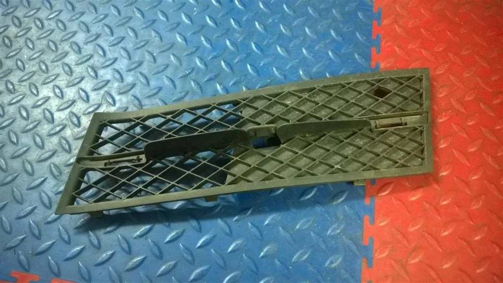 решетка в бампер BMW 5-серия F10/F11 51117200699  N47D20C 184 лс 520d 2011 BLACK SAPPHIRE METALLIC (475)