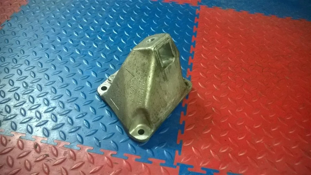 кронштейн двигателя BMW 5-серия F10/F11  N47D20C 184 лс 520d