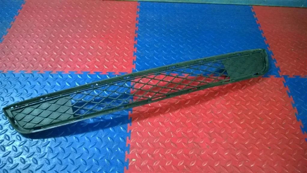 решетка в бампер центральная BMW X3 F25  N47D20C 184 лс 2.0D