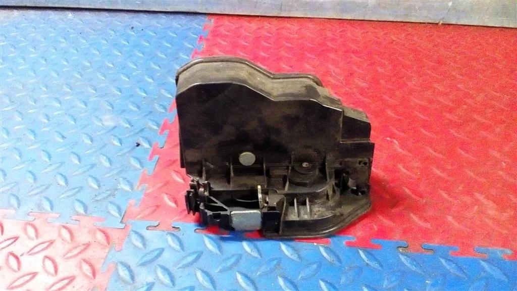 замок двери  ( руль) BMW X3 E83  N47D20A 177лс 2.0D