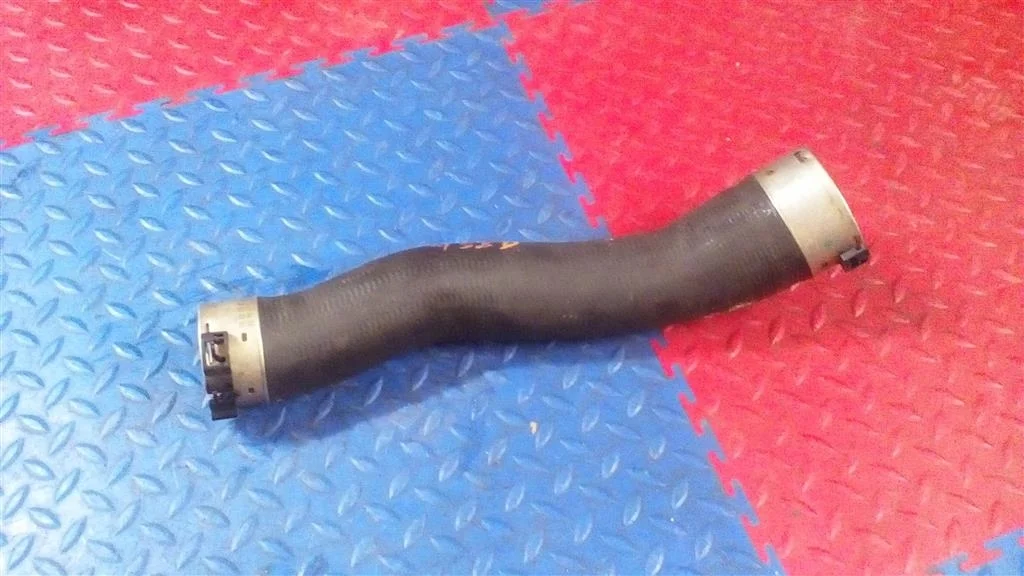 патрубок охлаждения интеркулера BMW X3 F25 13717597591  N20B20A 245 лс 2.0i 2012 TIEFSEEBLAU METALLIC (A76)