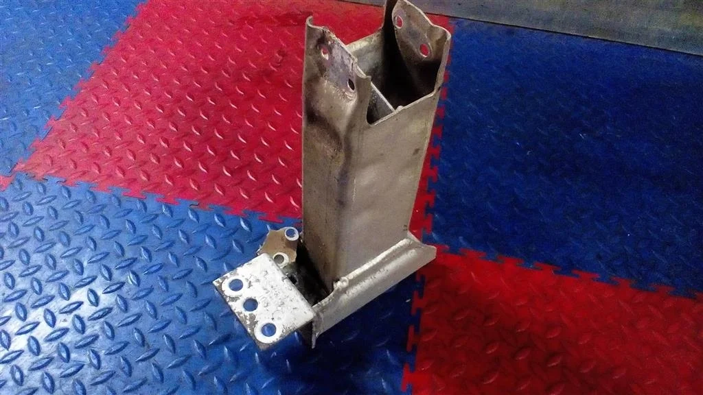 кронштейн усилителя переднего бампера BMW X3 E83 51113448461 Рест  N47D20A 177лс 2.0D 2008 BLACK SAPPHIRE METALLIC (475)