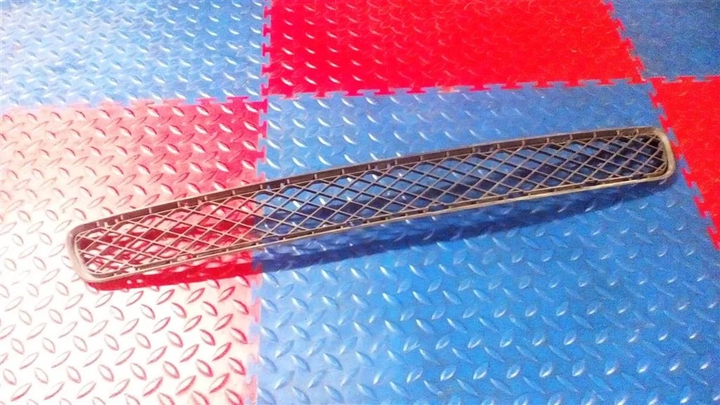 решетка в бампер центральная BMW X3 E83  N52B30 272лс 3.0i