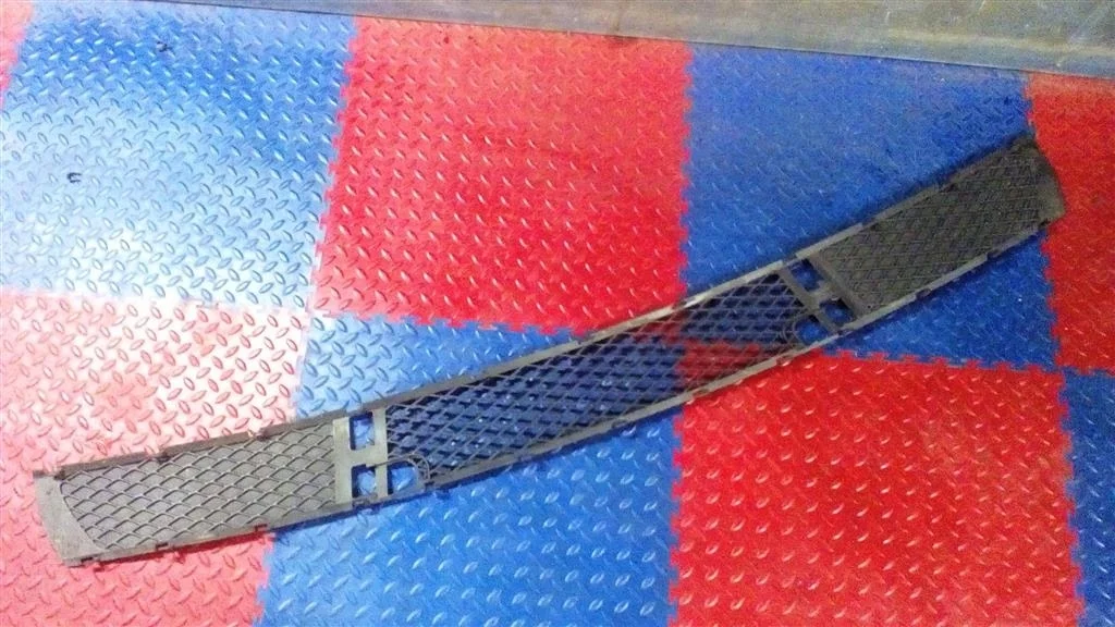 решетка в бампер центральная BMW X3 E83  M54B30 231лс 3.0i