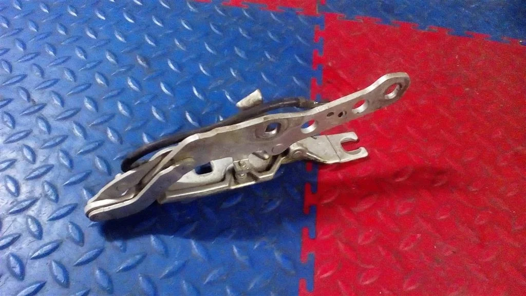 петля капота BMW X3 E83 41613452843  N52B30 272лс 3.0i 2007 TITANSILBER METALLIC (354)