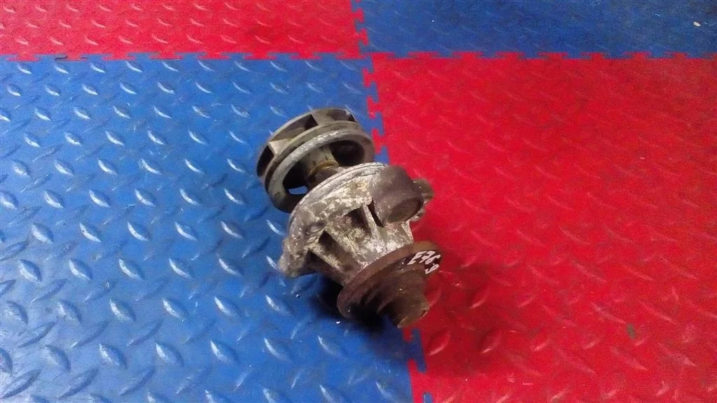 насос водяной помпа BMW X3 E83  M54B30 231лс 3.0i