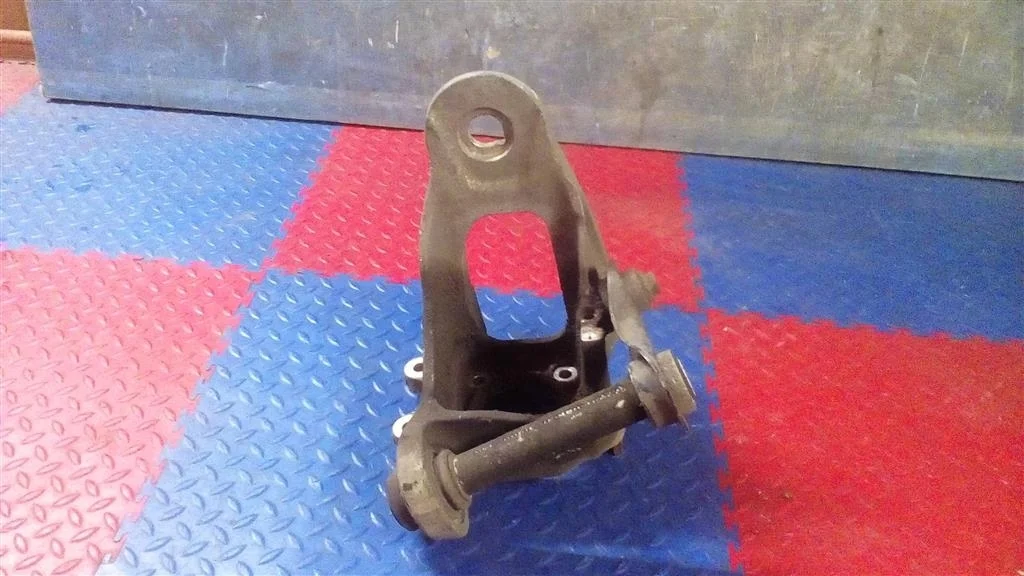 кулак поворотный BMW X5 E70  M57N2 306d3 235 лс