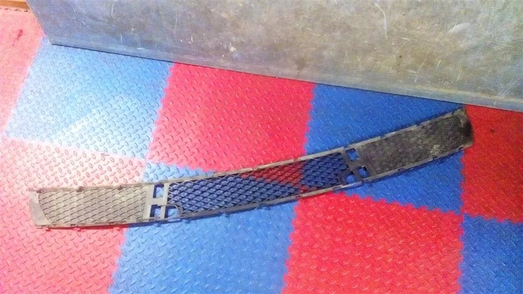 решетка в бампер центральная BMW X3 E83  M54B30 231лс 3.0i