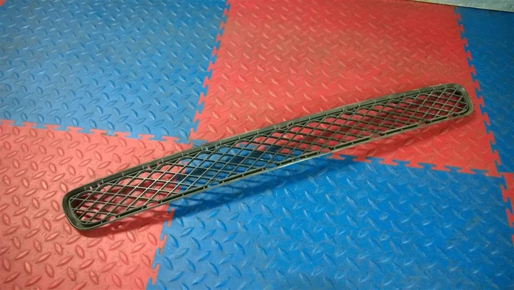 решетка в бампер центральная BMW X3 E83  N47D20C 177лс. 2.0D