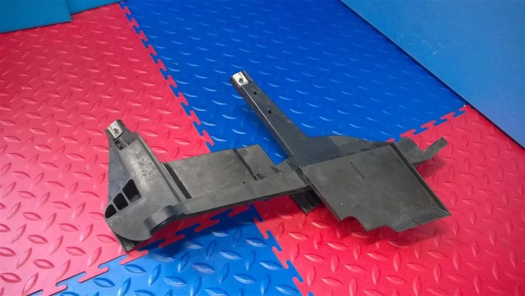 кронштейн фары BMW X3 E83  N47D20C 177лс. 2.0D