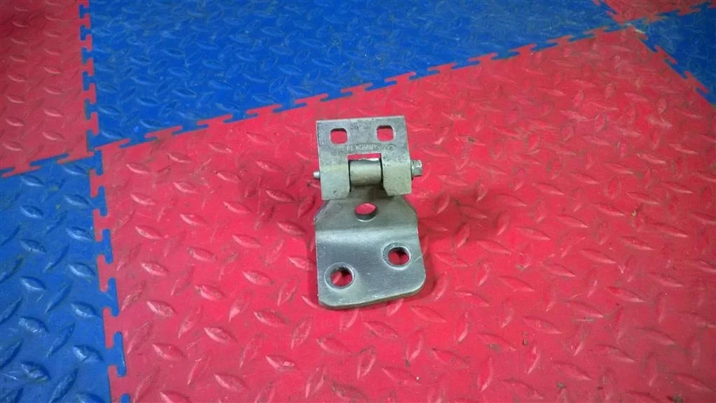 петля двери BMW X3 E83  N47D20C 177лс. 2.0D