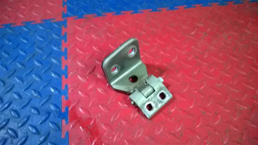 петля двери BMW X3 E83  N47D20C 177лс. 2.0D