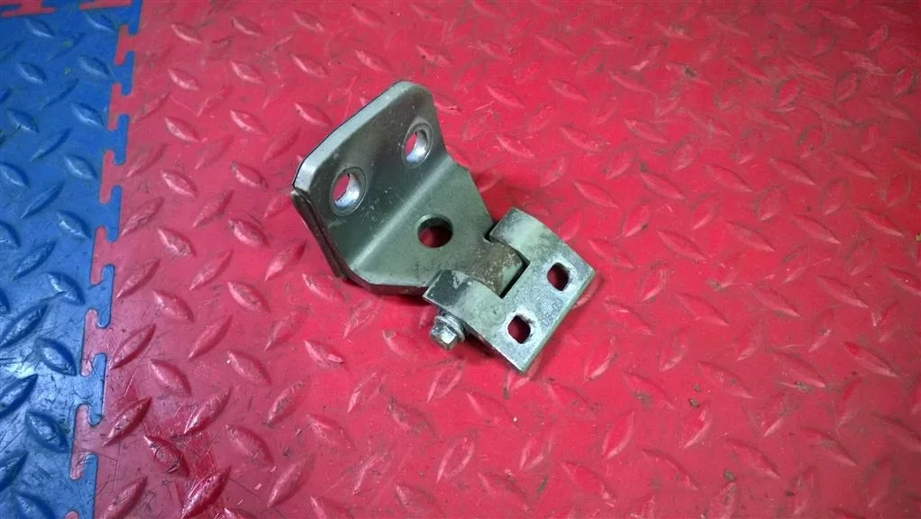 петля двери BMW X3 E83  N47D20C 177лс. 2.0D