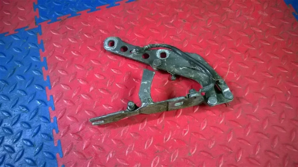 петля капота BMW X3 E83 41613452843  N47D20C 177лс. 2.0D 2009 SPACEGRAU METALLIC ( A52 )