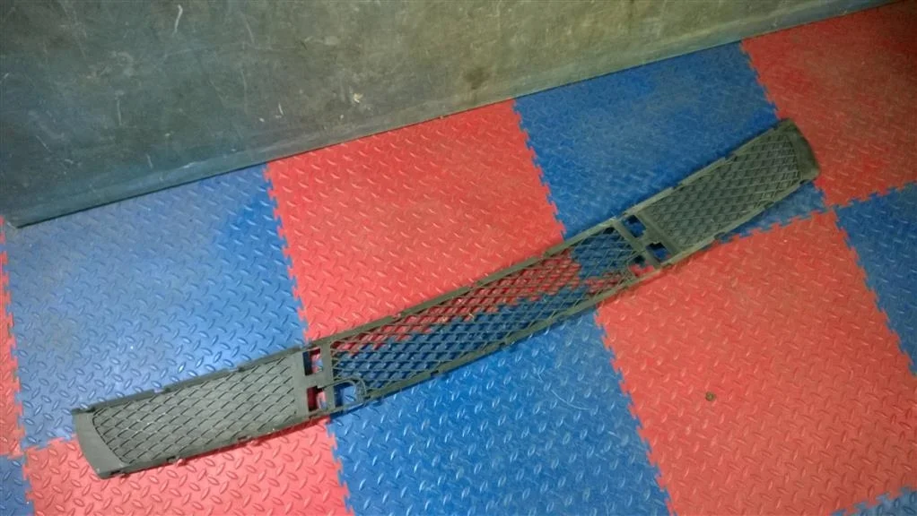 решетка в бампер центральная BMW X3 E83  M54B30 231 лс 3.0i